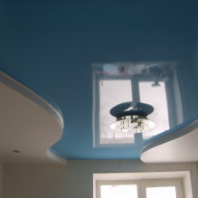 Blauwe plafonds in het interieur: foto's, uitzichten, ontwerp, verlichting, combinatie met andere kleuren, muren, gordijnen-4