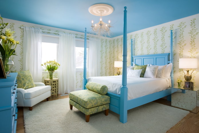 Soffitti blu all'interno: foto, viste, design, illuminazione, combinazione con altri colori, pareti, tende
