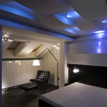 Osvětlený strop: pohledy podle designu, světelné zdroje, barva, příklady v interiéru-0