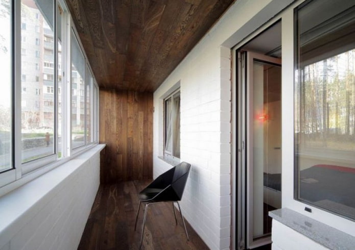Hiasan siling di balkoni atau loggia: jenis bahan, warna, reka bentuk, pencahayaan
