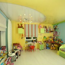 Wskazówki dotyczące wyboru sufitu w pokoju dziecięcym: rodzaje, kolor, wzór i rysunki, kręcone kształty, oświetlenie-1