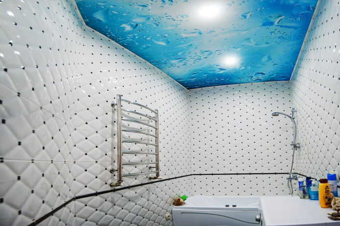 Sufit łazienkowy: wykończenie według materiału, wzoru, koloru, wzoru, oświetlenia