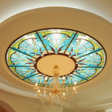 Vitrážové stropy: typy konstrukcí, formy, kresby, vitrážová okna s osvětlením-8