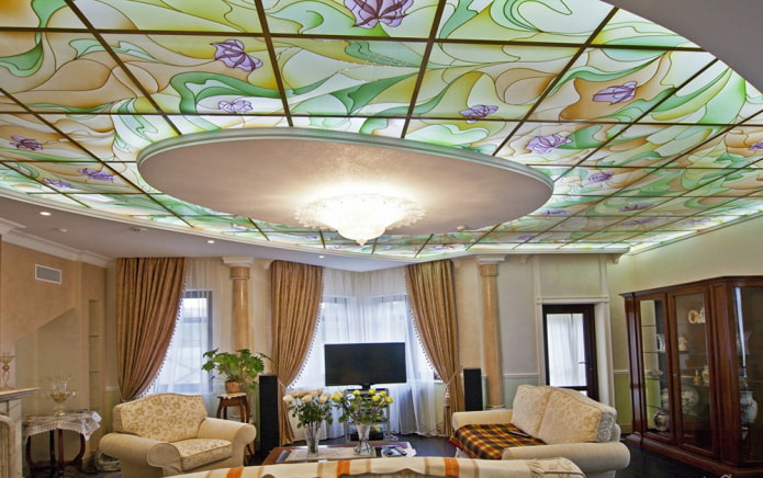 Gebrandschilderde plafonds: soorten structuren, vormen, patronen, glas-in-loodramen met achtergrondverlichting