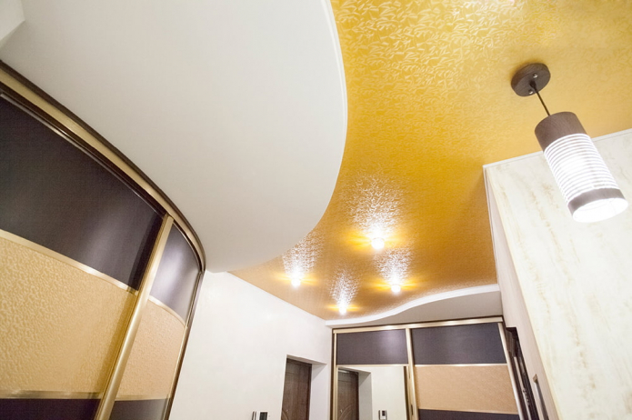 Štruktúrovaný strečový strop: imitácia dreva, sadry, brokátu, zrkadla, betónu, kože, hodvábu atď.