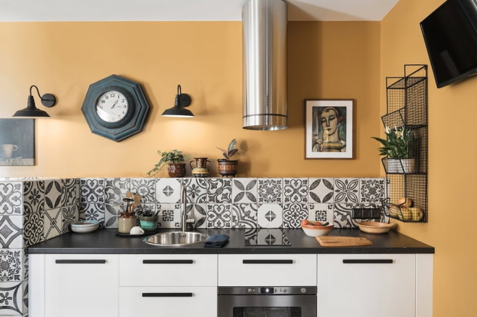 Virtuvės sienų dekoras: sienų dekoracijų tipai, dizainas valgomojo zonoje, kampinis dekoras, akcentinė siena