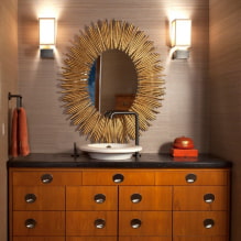 הבחירה במראה בחדר האמבטיה: סוגים, צורות, תפאורה, צבע, אפשרויות עם דוגמה, תאורה אחורית -7
