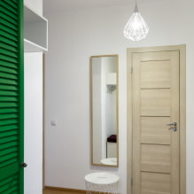 Zrcadlo na chodbě a chodbě: pohledy, design, výběr umístění, osvětlení, barva rámu-8