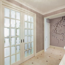 Pintu putih di pedalaman: jenis, reka bentuk, kelengkapan, kombinasi dengan warna dinding, lantai-0