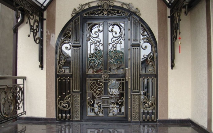 Kaltos durys: nuotraukos, tipai, dizainas, pavyzdžiai su stiklu, raštai, piešiniai
