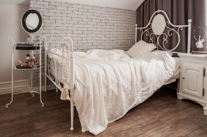 Κρεβάτια από σφυρήλατο σίδερο: φωτογραφία, τύποι, χρώμα, σχέδιο, κεφαλάρι με σφυρηλατημένα στοιχεία
