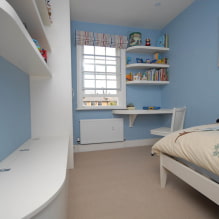 Stůl u okna v dětském pokoji: výhledy, rady o umístění, designu, tvarech a velikostech-0