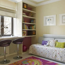 Stalas prie lango vaikų kambaryje: vaizdai, patarimai dėl vietos, dizaino, formų ir dydžių-8