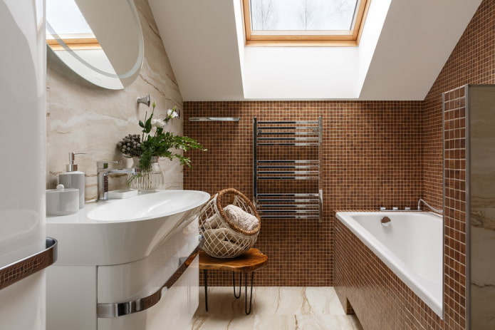 Mosaik di bilik mandi: jenis, bahan, warna, bentuk, reka bentuk, pilihan lokasi penamat