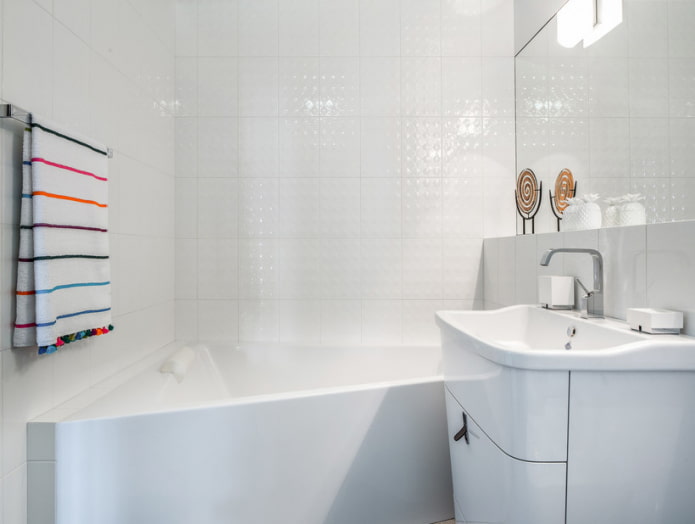 Gạch trắng trong phòng tắm: thiết kế, hình dạng, kết hợp màu sắc, tùy chọn vị trí, màu vữa
