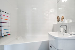 Jubin putih di bilik mandi: reka bentuk, bentuk, kombinasi warna, pilihan lokasi, warna grout