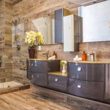 Medienos formos plytelės vonios kambaryje: dizainas, tipai, deriniai, spalvos, apmušimo variantai ir išdėstymas-3