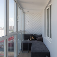 Sofa ant balkono ar lodžijos: tipai, dizainas, formos, išdėstymo variantai-3