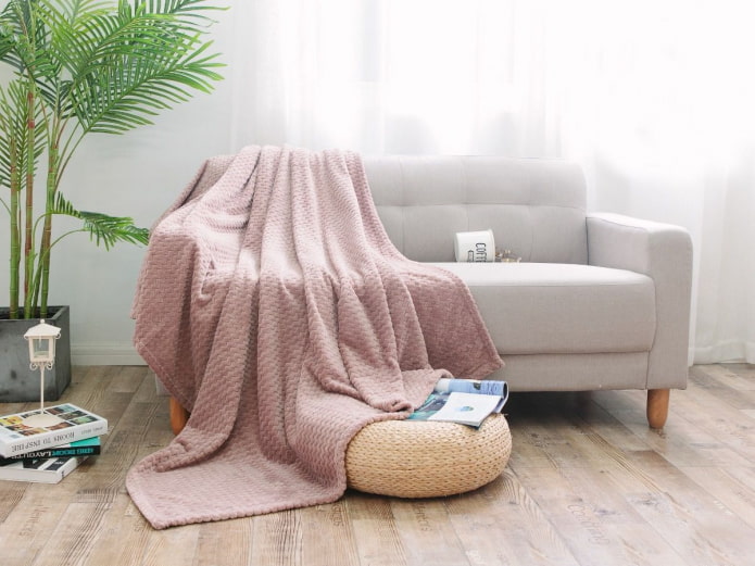 Seprai di sofa: jenis, reka bentuk, warna, kain untuk penutup. Bagaimana menyusun selimut dengan cantik?