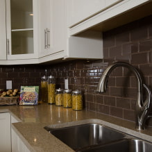 Κεραμίδι κάπρων στην ποδιά της κουζίνας: τύποι, χρώματα, σχέδιο, σχέδια, φωτογραφίες στο εσωτερικό-8