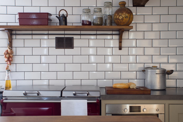 Kančí dlaždice na kuchyňské zástěře: typy, barvy, design, kresby, fotografie v interiéru