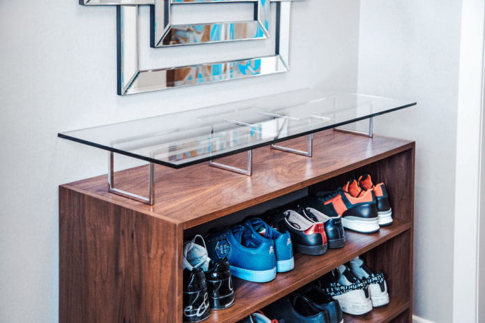 Batų lentyna koridoriuje: patarimai, kaip pasirinkti, rūšys, formos, medžiagos, spalvos