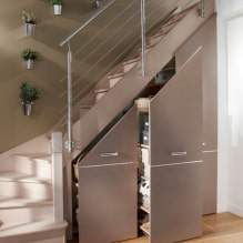 Almari pakaian di bawah tangga: jenis, pilihan mengisi, idea asli di rumah persendirian-0