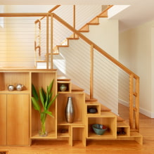 Tủ quần áo dưới gầm cầu thang: các loại, các tùy chọn điền, ý tưởng ban đầu trong một ngôi nhà riêng-7