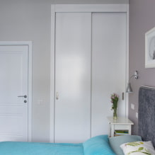 Yatak odasında sürgülü gardırop: tasarım, doldurma seçenekleri, renkler, şekiller, odadaki konum-1