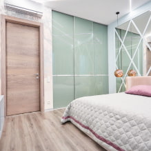 Liukuva vaatekaappi makuuhuoneessa: suunnittelu, täyttövaihtoehdot, värit, muodot, sijainti huoneessa 2