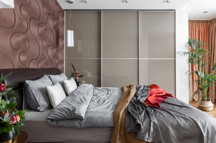 Almari pakaian gelongsor di bilik tidur: reka bentuk, pilihan pengisian, warna, bentuk, lokasi di dalam bilik