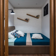 Prestatges a sobre del llit: disseny, color, tipus, materials, opcions d’ubicació-2