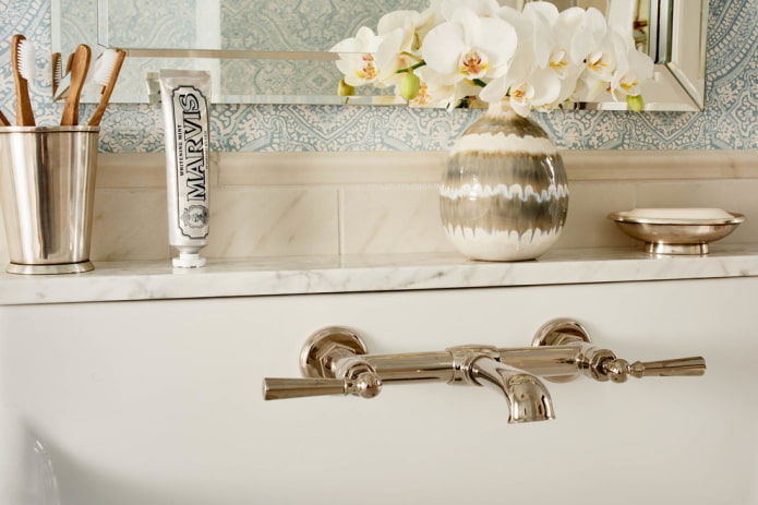 Rafturi pentru baie: tipuri, design, materiale, culori, forme, opțiuni de amplasare