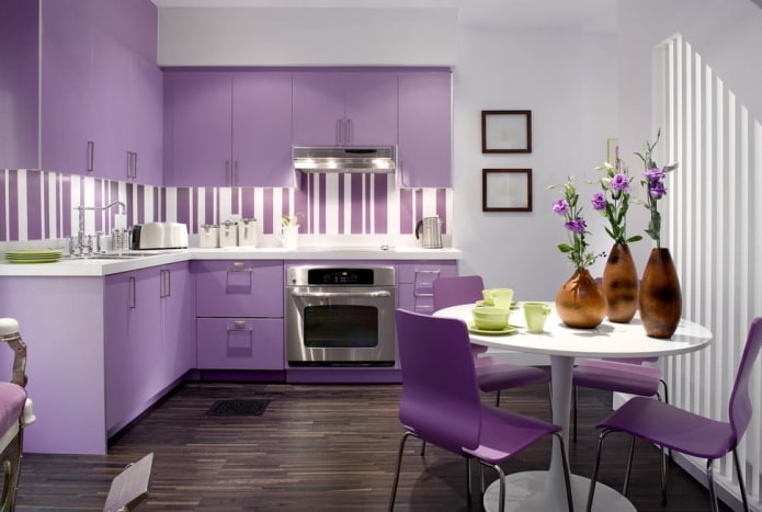 Violetti keittiö: väriyhdistelmät, verhojen, pintojen, tapettien, huonekalujen, valaistuksen ja sisustuksen valinta