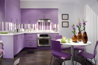 Violetā virtuve: krāsu kombinācijas, aizkaru, apdares materiālu, tapetes, mēbeļu, apgaismojuma un dekoru izvēle