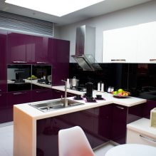 Bucătărie mov: combinații de culori, alegere de perdele, finisaje, tapet, mobilier, iluminat și decor-1
