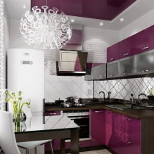 Violetti keittiö: väriyhdistelmät, verhojen, pintojen, tapettien, huonekalujen, valaistuksen ja sisustuksen valinta-2