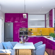Bucătărie violet: combinații de culori, alegere de perdele, finisaje, tapet, mobilier, iluminat și decor-4