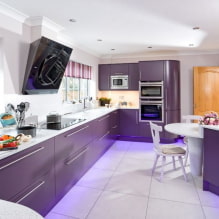 Violetti keittiö: väriyhdistelmät, verhojen, viimeistelyjen, tapettien, huonekalujen, valaistuksen ja sisustuksen valinta-6
