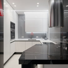 Kapean keittiön suunnittelu: pohjaratkaisu, sisustus, huonekalujen järjestely, valokuva-0
