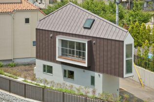 Ongebruikelijk lang smal huis in Japan