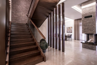 Σκάλα στον δεύτερο όροφο σε μια ιδιωτική κατοικία: τύποι, σχήματα, υλικά, φινιρίσματα, χρώματα, στυλ