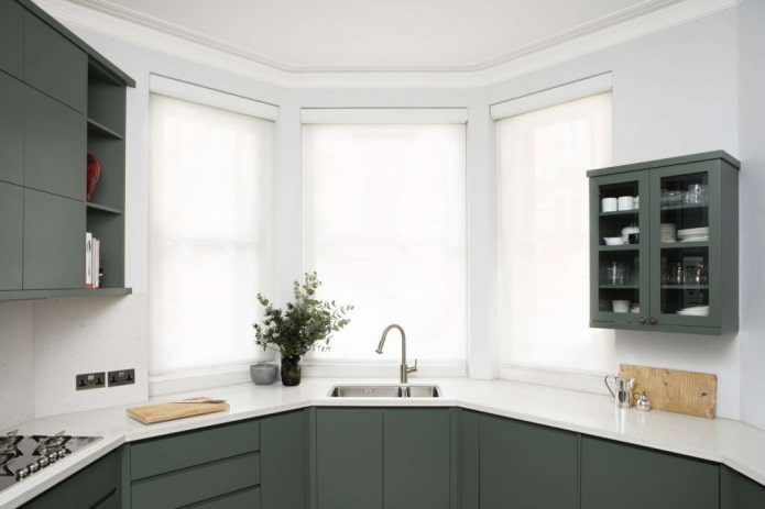 Κουζίνα με παράθυρο σε προεξοχή: χαρακτηριστικά σχεδιασμού, παραδείγματα διατάξεων και χωροθέτηση