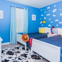 الألوان الزرقاء والزرقاء في داخل غرفة الأطفال: ميزات التصميم - 0