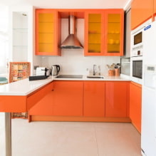 Dapur oren di pedalaman: ciri reka bentuk, kombinasi, pilihan langsir dan kertas dinding-2