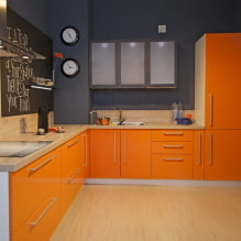 Bucătărie portocalie în interior: caracteristici de design, combinații, alegere de perdele și tapet-3