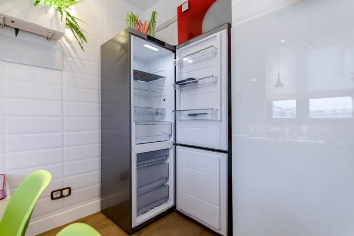 Hvordan placeres køleskabet i køkkenet?