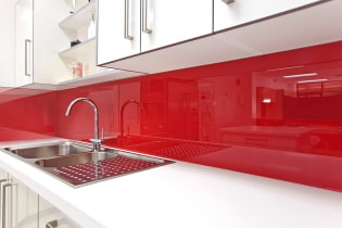 Стъклена престилка за кухнята: снимка в интериора, дизайн, характеристики по избор