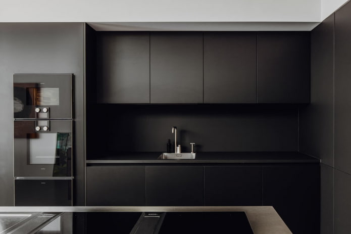 Dapur hitam: ciri reka bentuk, kombinasi, foto sebenar