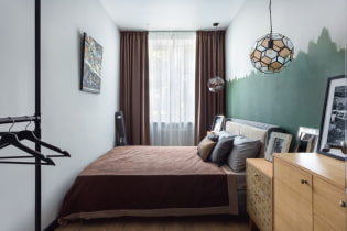 Kapea makuuhuone: valokuva sisätiloissa, asetteluesimerkkejä sängyn järjestämisestä